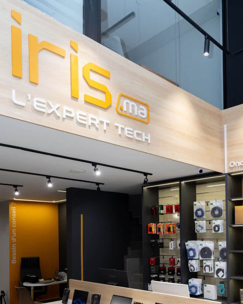 L'intérieur du magasin iris.ma à Casablanca, sous l'enseigne « iris.ma — L'expert tech »